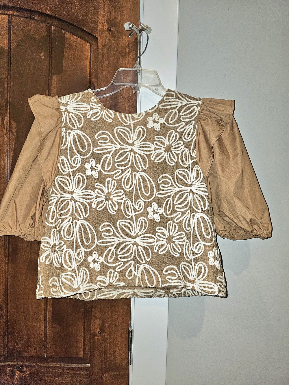 NWOT - entro Tan Floral-Embroidered Puff Sleeve Blouse
